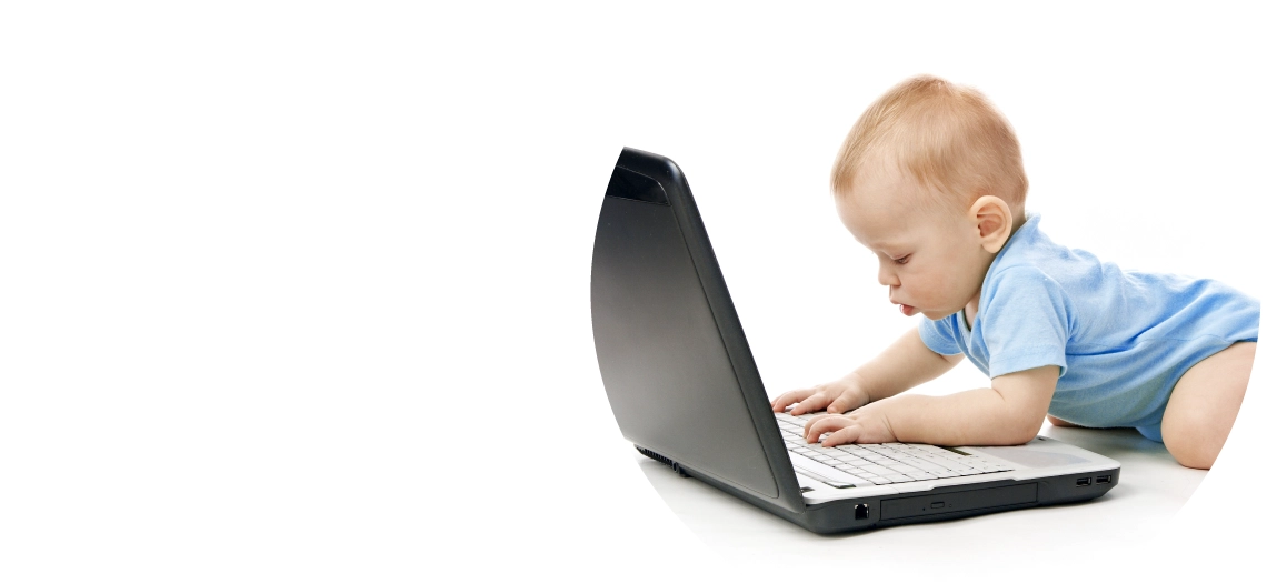 Bebé aprendiendo desde la computadora portátil