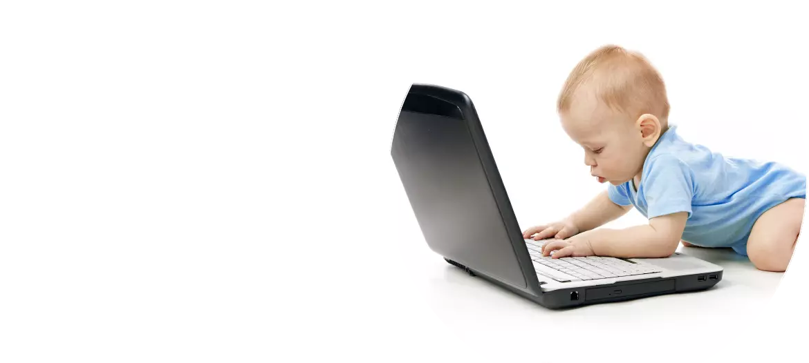 Bebé aprendiendo desde la computadora portátil