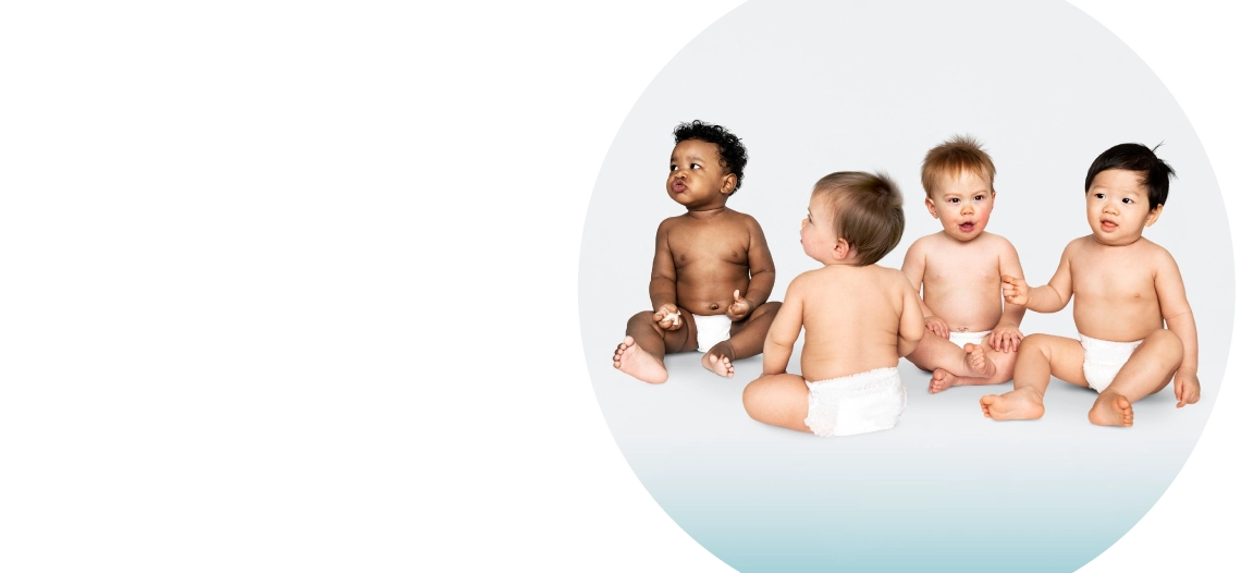 Quatre bébés de races différentes