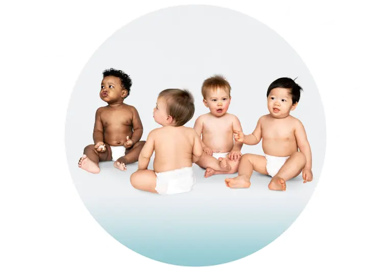 Cuatro bebés de diferentes razas.
